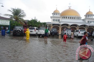 Pemkot Bekasi tambal tanggul jebol dengan bronjong