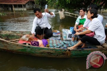 Warga Merapi bantu rumput untuk korban banjir