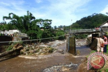 Tiga jembatan putus akibat banjir di Sumbawa