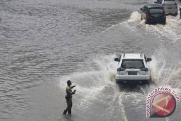 Kawasan perumahan elit Pulomas terendam banjir