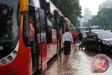 Operasional bus Transjakarta terganggu akibat genangan air
