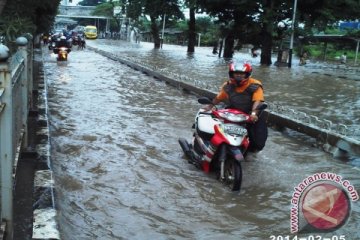 Banjir masih genangi depan ITC Cempaka Mas