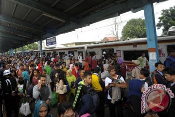 Penumpang KA ekonomi dapat subsidi, terbesar pada KRL