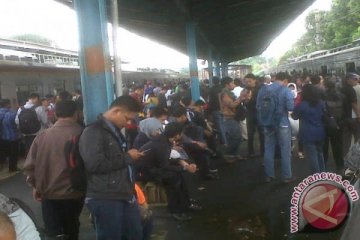 Terlambat, penumpang KRL memilih pulang