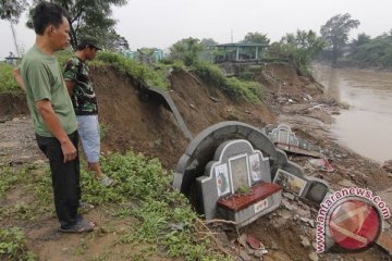 Lima tewas tertimbun tambang emas di Sumut 