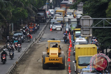 Sudin Bina Marga Jakbar perbaiki ribuan meter jalan selama 2021