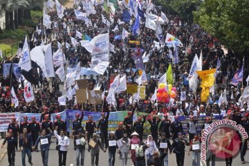 Ribuan buruh bergerak ke kantor Kementerian Kesehatan