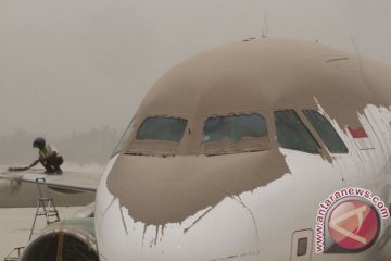 Abu vulkanik Kelud ancam operasional Bandara Semarang