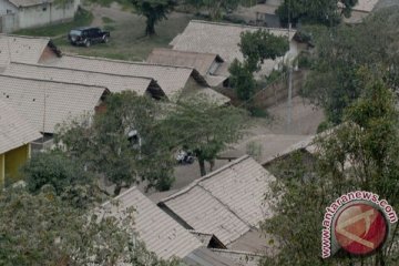 Warga bersihkan rumah pascaerupsi Kelud