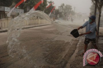 Yogyakarta bersihkan drainase akibat abu vulkanik