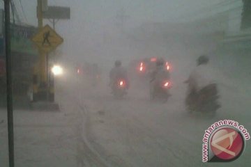 Surabaya diguyur hujan abu letusan Kelud