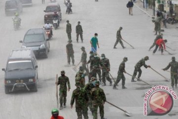 Petugas gabungan serentak bersihkan abu vulkanik