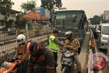 Pengendara berkompetisi di jalan karena ruang terbatas