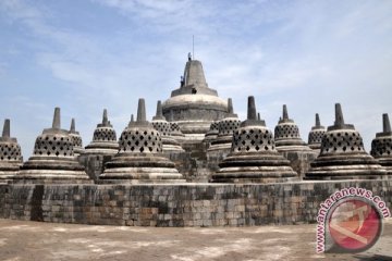 Dua pengunjung Candi Borobudur bawa tas mencurigakan