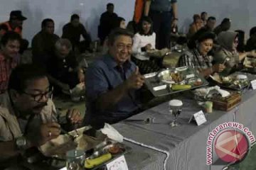 Presiden makan siang bersama pengungsi Kelud