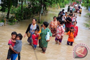 Sungai Cisanggarung banjir, jalur KA Cirebon-Purwokerto tidak bisa dilewati
