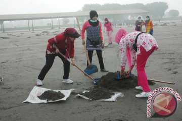 Para istri anggota TNI AU juga bersih-bersih landas pacu
