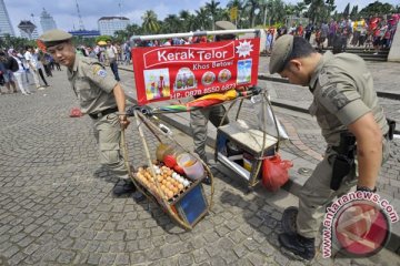 PKL Monas tunggang-langgang loncat pagar