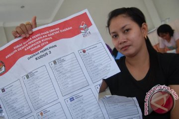 KPU Boyolali libatkan ratusan warga lipat surat suara