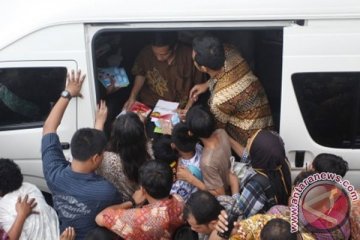 Jokowi bagikan buku kepada anak-anak Lhokseumawe