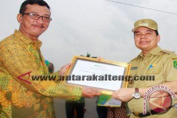 Pemberian Piagam Penghargaan 
