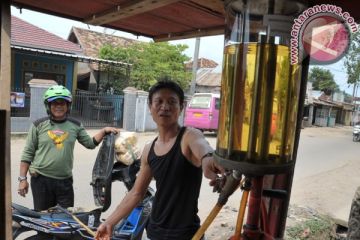 Kios Pengisian Bahan Bakar "Pertamini"