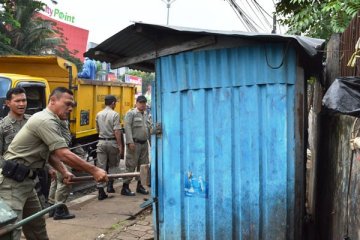 Pembongkaran bangunan liar di Cibinong
