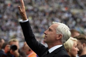 Alan Pardew keluhkan mahalnya harga pemain Inggris