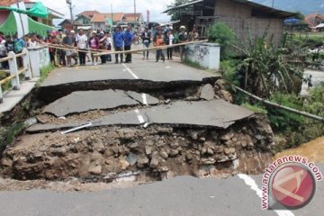 Jalur alternatif Cijapati Garut-Bandung bisa dilewati