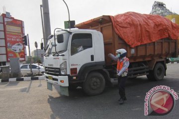 Pemkot Bekasi sita enam truk sampah DKI