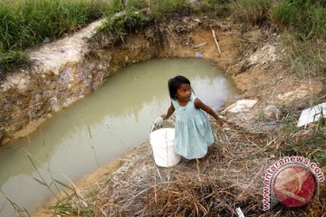 Warga ini antre mandi di air kubangan bebek