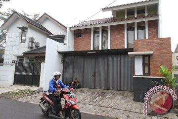 KPK pasang plang sita rumah Anas