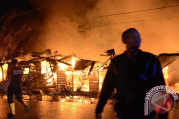 Empat mobil Damkar diterjunkan ke lokasi kebakaran