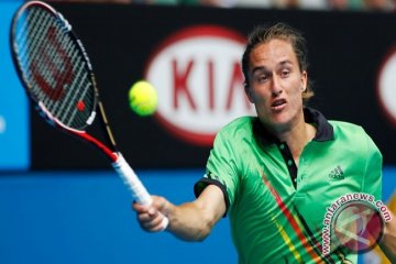 Petenis Ukraina Dolgopolov gantung raket untuk angkat senjata