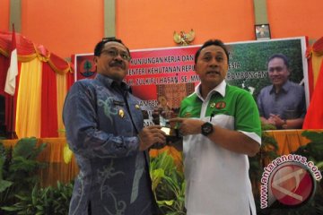 Menhut serahkan SK Hutan Desa 5.000 hektar di Kalbar