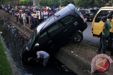 Polisi evakuasi mobil yang "terjun" ke jurang