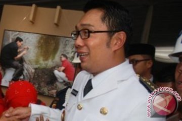 Petugas tertibkan atribut kampanye pilpres di Bandung