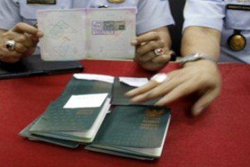 Cap Palsu Paspor TKI/Joko Sulistyo