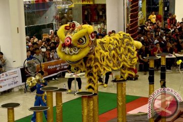 Barongsai hibur penumpang di Bandara Soekarno-Hatta