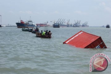 Petugas evakuasi 133 kontainer di kapal tenggelam