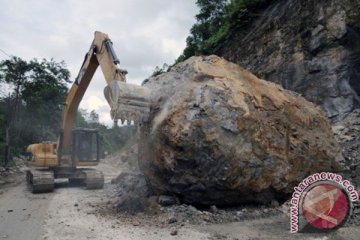 Batu 100 ton tutup jalan lintas Riau-Sumatera Barat
