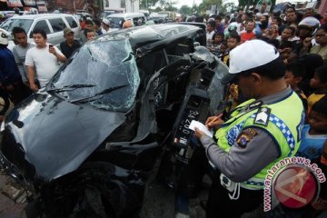 Mobil masuk ruang tamu, satu tewas