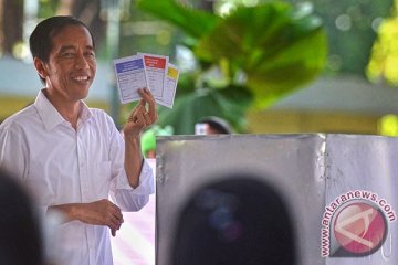 Jokowi, Hayono, Try Sutrisno, dan Inneke di TPS yang sama