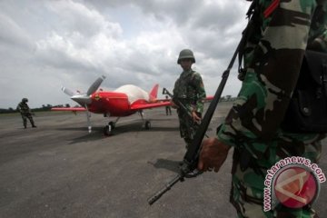 F-16 TNI AU paksa turun pesawat terbang asing