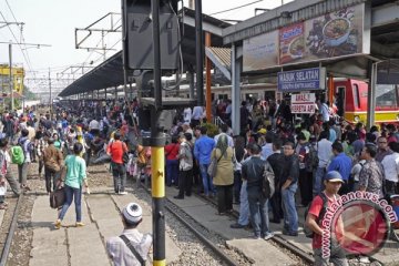 Ribuan penumpang blokir Stasiun Bekasi