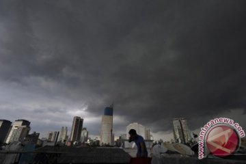 Awas, hujan diiringi petir di Jakarta siang ini