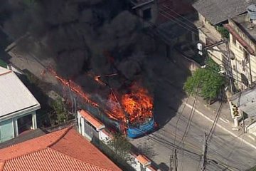 Aksi protes anti-polisi, bus dan truk dibakar massa Brazil