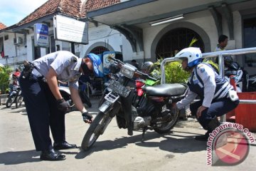 Parkir sepeda motor sembarangan akan kena denda di Jakarta
