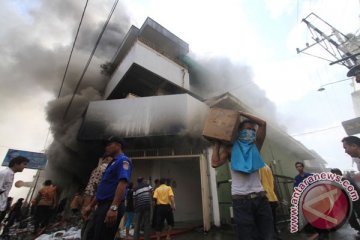 Gudang minuman kemasan di Sidoarjo terbakar