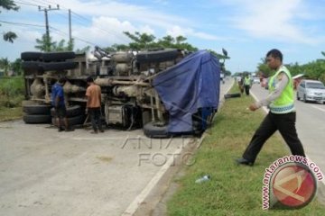 TRUK TERGULING